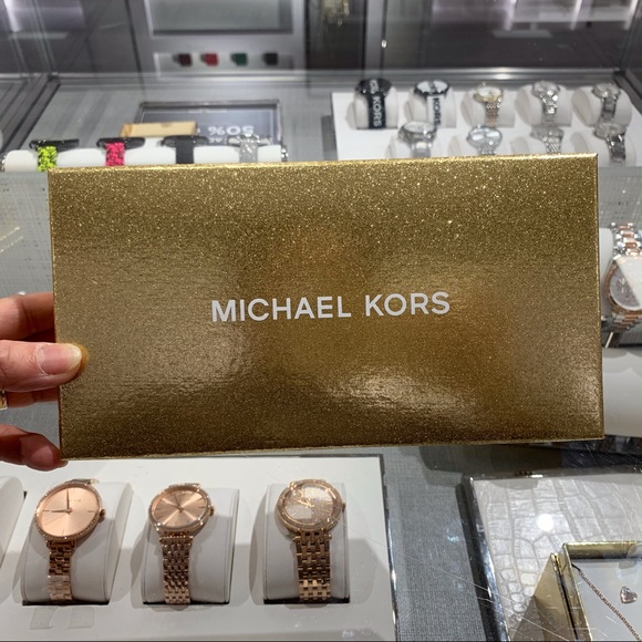 MICHAEL KORS GIFTABLES IN BOX LG WALLET - Picture 2 of 7